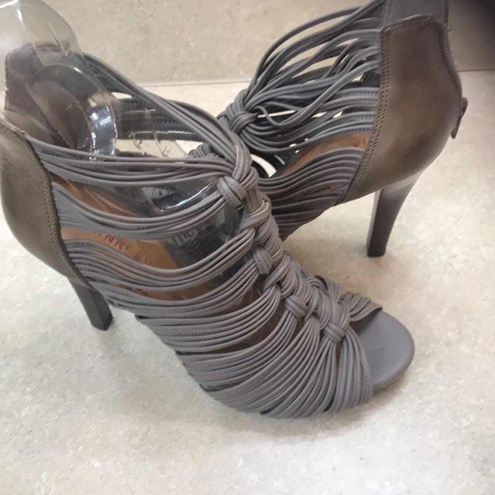 Heel shoes